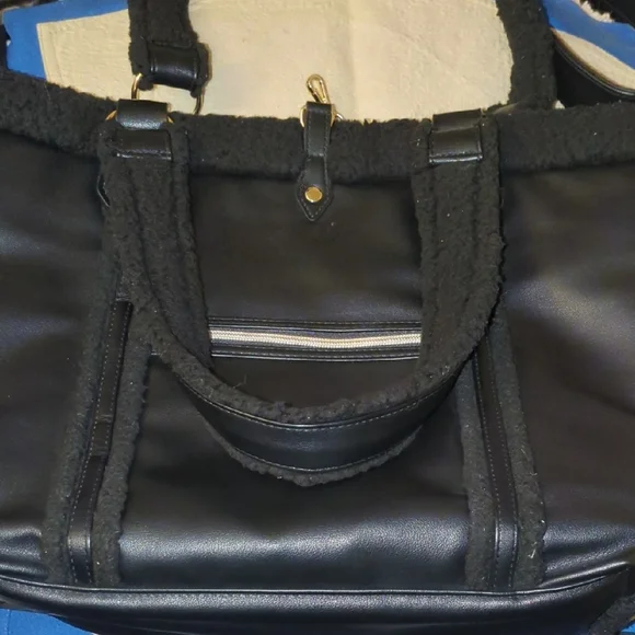 G.I.L.I Reversible Sherpa Tote Black Bag / Matching Sherpa Pouch Asking Only $45 - Picture 11 of 13